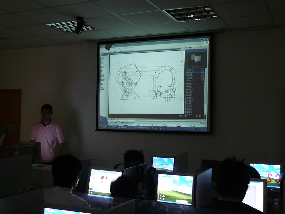 上海飞同动画公司王经理为同学们展示公司近期开发的产品